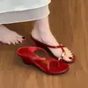 Sandalias de cuña francesas de verano con hebilla metálica y tiras cruzadas, sandalias rojas de clip estilo retro de nicho, nuevo modelo 2026