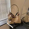 Bolso de hombro estilo retro para mujer, perfecto para exportación, con un aspecto sofisticado, diseño versátil y múltiples usos como mochila o bolso cruzado, hecho de gamuza