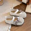 Sandálias Abertas Vazadas para Bebê Menina Verão Uso Externo Estilo Coreano para Meninas Tecidas Modernas Sola Macia Antiderrapante Sapatos de Princesa
