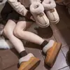 Nuevas zapatillas de algodón cálido con felpa, suela gruesa antideslizante para casa y exteriores para mujer, con una sensación cómoda