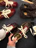 Outono de 2026 Novos Sapatos Casuais Retro com Acabamento em Cera de Óleo, Couro de Couro Legítimo, Cadarço, Sola Macia, Confortáveis, Color Block, Aumentadores de Altura