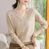 Suéter de tricô jacquard com gola V para outono para mães de meia-idade, top estiloso de manga longa, soltinho e emagrecedor, suéter fino para usar por baixo para mulheres