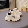 Sapatos Infantis de Solado Único 2026 Novos Modelos Primavera e Outono Tênis Esportivos de Malha Dupla para Meninos e Meninas Sapatos Casuais da Moda Tendência para Meninas Sapatos de Pai
