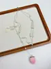 Colar Choker com Pingente de Morango Rosa Fresco da Moda com Design Único e Contas 2026 Novo Estilo Acessório de Pescoço para Mulheres