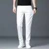 Jeans blancos de alta gama para hombre, nuevos pantalones rectos ajustados de otoño, pantalones largos elásticos casuales de moda para hombre, nuevo estilo