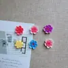 Accesorios mayoristas de pétalos brillantes y coloridos de flor de cerezo y flor de durazno para manualidades DIY, diademas infantiles, ropa, fundas de teléfono, zuecos y bolsos