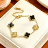 Pulsera de acero de titanio con trébol de cuatro hojas de la suerte para mujer, color dorado, doble cara, un artículo popular transfronterizo, con un diseño de nácar, y un estilo nuevo, moderno y versátil para los mercados europeo y americano.