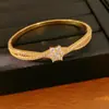 Pulsera con cierre de flor envuelta en cruz de circonita, chapada en oro real de 18 quilates, exquisita y versátil, joyería de nicho de lujo ligero