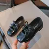 Elegantes sapatos de moda de couro brilhante para meninas, versão coreana de primavera, sapatos infantis doces, sapatos de couro com laço, sapatos de princesa para meninas 2026
