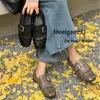 Mules Planas com Franjas Estilo Europeu Retrô para Mulheres 2025 Novo Estilo Meio Chinelos Fechados com Escultura Sapatos de Couro Estilo Britânico