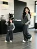 Conjunto de Alças para Meninas Primavera e Outono 2026 Novo Estilo Coreano Moda Calça Wide Leg Conjunto de Três Peças Roupa Infantil Tendência