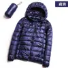 Precio al por mayor 2023 Invierno nuevo chaqueta de plumón ligera para mujer abrigo corto con capucha ultraligero ultrafino ligero moda tendencia