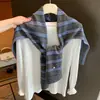 Xale de tricô listrado em formato T, um acessório chique e versátil para mulheres, perfeito para primavera e outono, e também pode ser usado como uma camada externa em ambientes com ar condicionado durante o verão, ou como um colarinho removível.