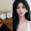 Pendientes artísticos blancos para mujer 2026, modelo popular nuevo, sin perforaciones, accesorios para orejas únicos y hermosos