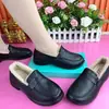 Sapatos slip-on de couro macio para mulheres, nova coleção outono/inverno 2026, forrados com fleece para aquecimento, design fofo, sola plana, mocassins fáceis de calçar, sapatos de algodão