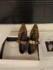 Sapatos femininos Mary Jane vermelhos de bico fino com aumento interno de altura, novos para 2025 primavera/outono, sapatilhas francesas com estampa de leopardo
