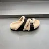 Pantuflas de algodón moda punta abierta suela gruesa otoño e invierno hebilla de cuero estilo coreano lateral mujer lana de cordero 2026 felpa de una tira