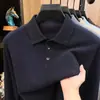 Suéter de hombre con cuello polo suave y amigable con la piel, hecho de una mezcla de lana de oveja, cachemira y seda, adecuado para uso business casual.