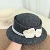 Sombrero de perlas de camelia estilo Hepburn, sombrero de pescador elegante retro francés, sombrero de cubo de lana versátil para mujer