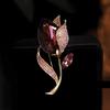 Broche de tulipán de cristal de alta gama para mujer, ligero, de lujo, elegante, con diseño de nicho, ideal para chaquetas de traje.