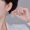 Nuevos pendientes de plata de moda con microincrustaciones, exquisitos pendientes de estilo Chanel retro de palacio con perla cuadrada de alta calidad para mujer.