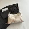 Elegante y chic, este bolso de hombro minimalista y moderno es una opción única y a la moda para mujeres. Es una nueva colección de otoño 2026, perfecta para llevar debajo del brazo