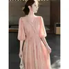 Hermoso vestido rosa de principios de primavera para mujer, nuevo modelo 2026, elegante, de alta gama, moderno, entallado a la cintura, vestido largo estilo resort