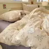 Novo conjunto de cama de quatro peças em gaze dupla jacquard com textura de nuvem, adequado para dormitórios de estudantes, incluindo lençóis, capa de edredom e fronhas.