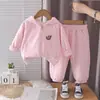 Conjunto estiloso de outono e inverno forrado com fleece para meninas, um conjunto de duas peças quente e grosso com capuz, perfeito para bebês, disponível para dropshipping