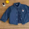 Jaqueta infantil acolchoada 2026 estilo inverno meninos desenho animado ursinho camisa jeans meninas camisa estilosa com enchimento de algodão