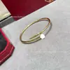 Modelo nuevo clásico V-gold de alta gama, pulsera de uñas delgada y elástica con diamantes en los extremos, superficie lisa, versión delgada sin diamantes, CNC de alta gama