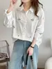 Coleção Outono 2026: Camisa feminina longa estilo japonês, cartoon bordada floral, corte solto, tendência atacado