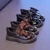 Estilo Novo Primavera 2026 Sapatos de Salto Baixo Confortáveis Antiderrapantes com Laço, Sapatos Pequenos de Couro com Solas Grossas, Estilo Britânico para Meninas, Versátil