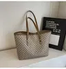 La popular bolsa grande para mujer de este año es la nueva bolsa tote versátil de estilo vintage para el día a día 2026 con un elegante estampado y correa para el hombro