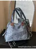 Bolso de mano tipo tote retro de gran capacidad para otoño e invierno 2026 nuevo y moderno, fresco, con remaches, bolso de mano y bolso de hombro versátil