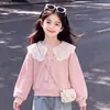Conjunto de Dos Piezas para Niñas Estilo Nuevo de Primavera y Otoño: Blusa Dulce Versátil Tipo Muñeca con Pantalones de Mezclilla con Estrellas