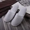Cepillo de dientes desechable y pasta de dientes específica para hotel dos en uno, set de artículos de tocador en película suave, hecho a medida para casas de huéspedes y hoteles, venta al por mayor desde el fabricante