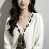 Top de punto con cuello en V y bufanda de seda estilo francés para mujer, nueva moda 2026, top de manga larga muy elegante y con estilo para primavera y otoño