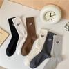 Calcetines de mujer otoño e invierno de Corea del Sur, deportivos japoneses, con letras de moda, calcetines hasta la mitad de la pantorrilla, desodorantes y absorbentes del sudor, calcetines de invierno apilados