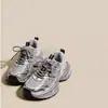 Tenis para niños zapatos de papá para niñas 2025 nuevos primavera zapatos casuales de suela blanda para niños zapatos para correr antideslizantes para estudiantes