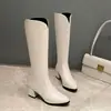 Botas versáteis plus size femininas para vendas transfronteiriças, botas de couro de cano alto leves com bico fino, botas Martin com zíper traseiro de salto médio e salto quadrado para outono e inverno para mulheres