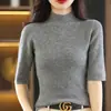Nova blusa leve, camisa base feminina versátil de manga média, top de tricô elegante com gola alta discreta para primavera e outono, slim fit