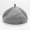 Boina de Lana para Mujer de Otoño e Invierno Bordado de Dibujos Animados Dulce y Linda Gorra de Pintor Gorro de Calabaza Literario Venta al por Mayor