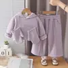 Conjunto com capuz atmosférico para meninas para outono e inverno, com luvas removíveis, um top bordado e calças compridas de perna larga feitas de tecido de lã Oli