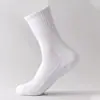 Meias esportivas masculinas com sola atoalhada, antibacterianas, resistentes a odores, absorventes de suor, meias curtas até a panturrilha, meias de algodão de cor sólida, adequadas para todas as estações, modelos preto e branco