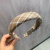 Simples elegante manta alta crânio top headband das mulheres borda larga headband esponja de alta qualidade novo tecido all-match hairpin
