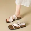 Chinelos Planos de Design de Nicho Versáteis da Moda Sandálias Pequenas Estilo Francês Sandálias de Solado Grosso Abertas na Ponta Quadradas para Mulheres de Verão