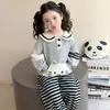 Conjunto de Primavera de Moda para Niñas con Cuello de Muñeca y Pantalones a Rayas Set 2026 Nueva Ropa Casual Infantil Conjunto de Dos Piezas Venta al por Mayor