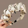Diadema con Diseño de Corona Alta para Hacer que el Rostro Parezca Más Pequeño, Lujo Ligero, Antideslizante, Tejido, Patrón de Cuadros y Lunares, Sensación de Alta Gama para Adultos y Mujeres Jóvenes
