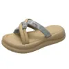 Pantuflas de mujer con plataforma gruesa y bloques de color, con una sensación de "caminar sobre excremento", nuevo modelo de verano 2025, adecuadas para combinar con faldas, chanclas antideslizantes para mujer